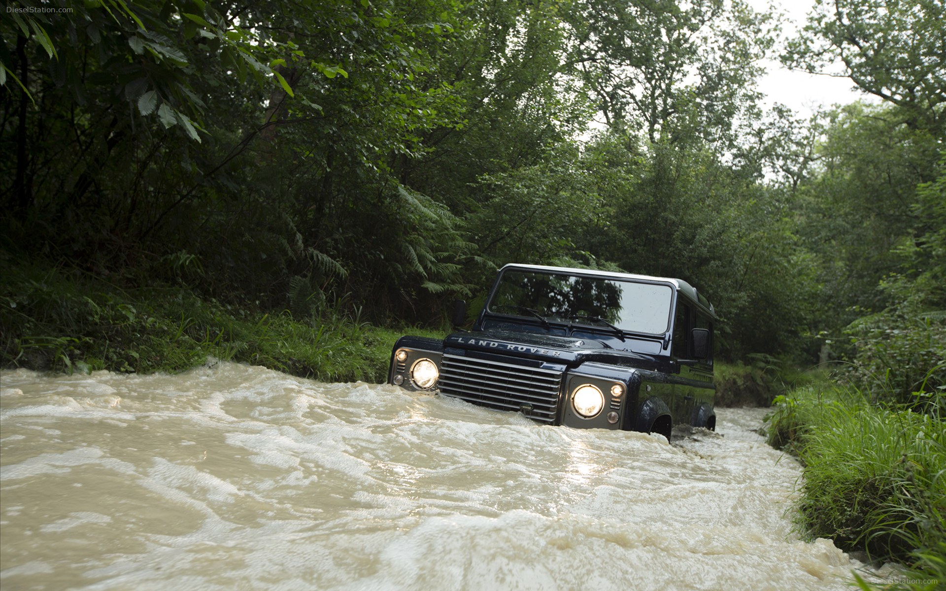 Land Rover Defender 2013